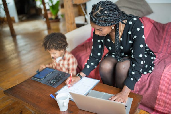 Shows a working mom with her child Problems faced by working mothers: A mom working and her child